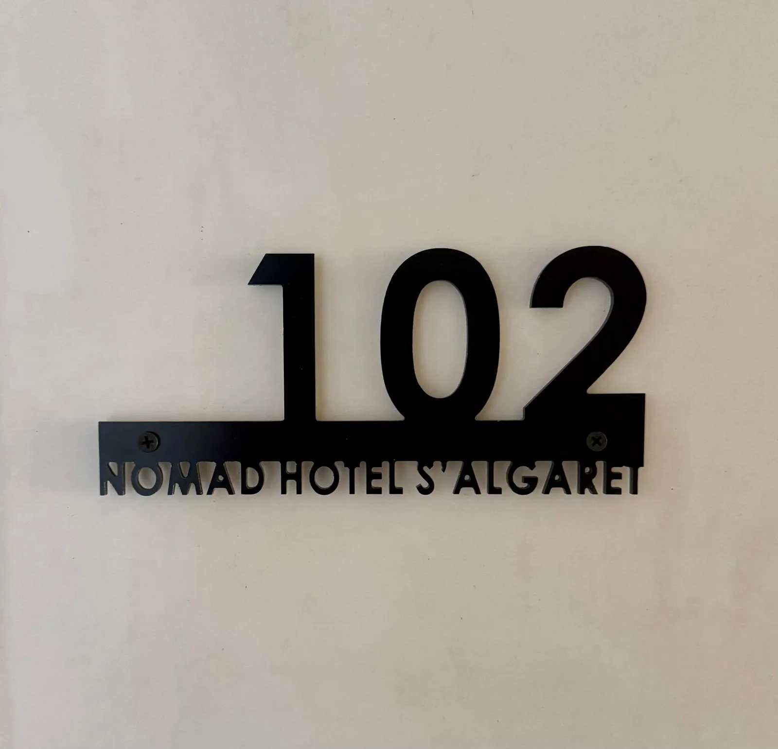Señalética habitación 102 — Nomad Hotel S'Algaret